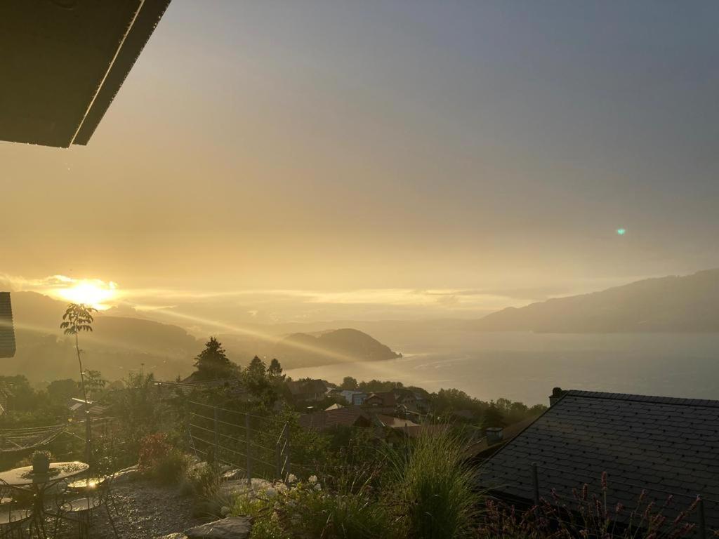 Moderne Unterkunft mit Panoramablick auf Thunersee Krattigen Exterior foto